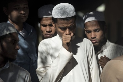 ロヒンギャ難民乗せたボートが転覆、12人死亡 多数が行方不明に