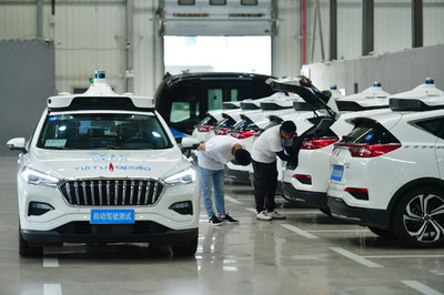 中国で「自動運転」への不安高まる 運転支援機能使用中の車で死亡事故