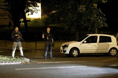 仏ガスボンベ不審車、「過激化した」女3人逮捕 攻撃を計画か