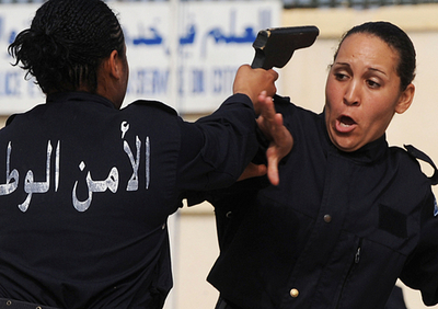 アルジェリアの警察学校で卒業式、女性警官が訓練の成果を披露