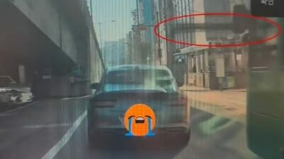 これは殺人未遂？…ソウルの道路に鉄筋落下、車の目前に落下する衝撃映像
