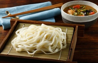 冬の王様「ほうとう」が、夏のマンネリを救う新定番へ！<br />夏野菜をたっぷり楽しむ『冷やしほうとう』が春夏限定で新登場