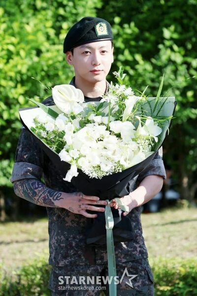 BTSジョングクが軍服務を終えて除隊　「すっぴんで恥ずかしい」と笑顔
