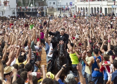 サン・フアン祭伝統の「馬祭り」、スペイン・メノルカ島