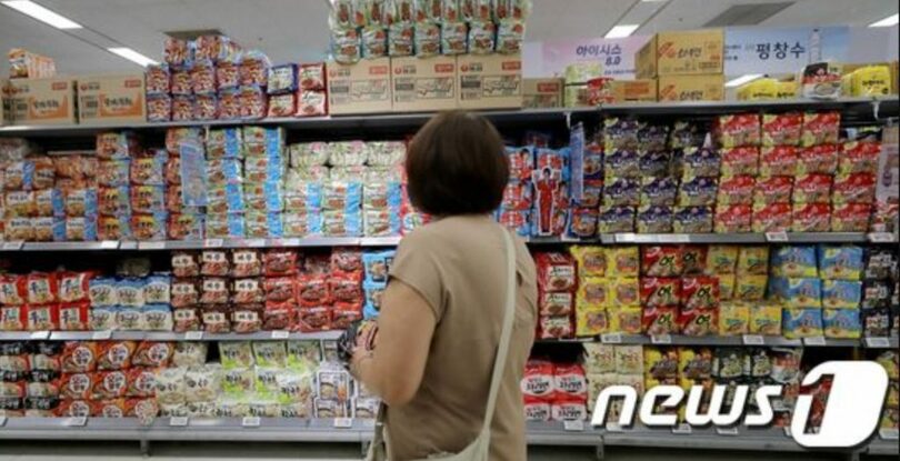 ソウルにあるマートでラーメンを見る買い物客(c)news1