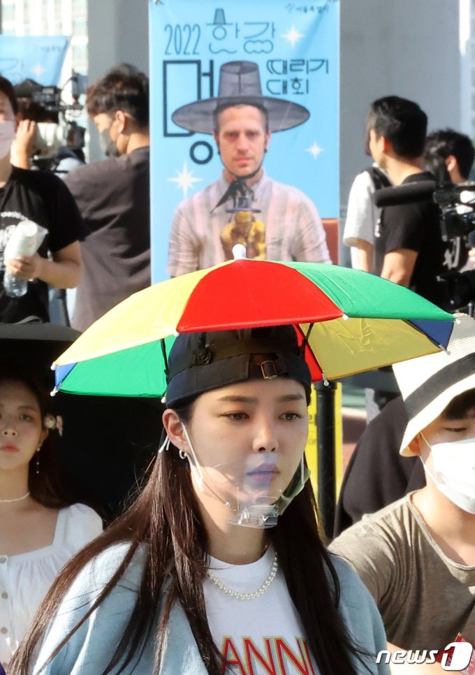 2022漢江ぼーっとする大会に参加し、ぼーっとした状態を維持している俳優オム・ヒョンギョン(c)news1