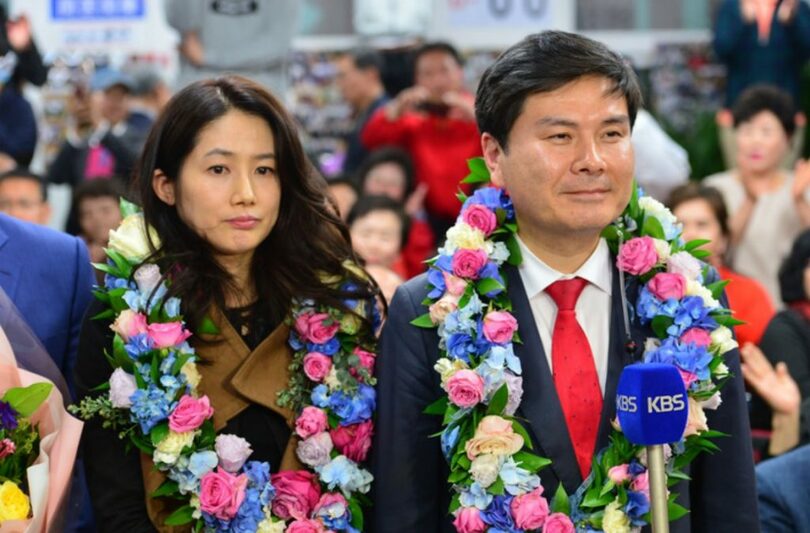 2016年4月14日、総選挙で当選したチ・サンウク氏(右)と妻シム・ウナ(c)NEWSIS