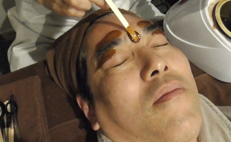 ムダ毛の生えた箇所にワックスを塗る(c)KOREA WAVE