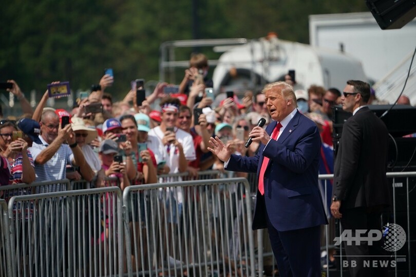 黒ずくめの男たちが暗躍？ 「陰謀論全開モード」に突入したトランプ大統領