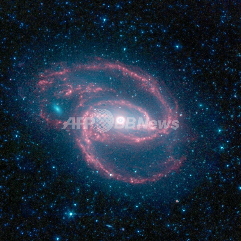 スピッツァー宇宙望遠鏡がとらえた銀河 Ngc1097 写真1枚 国際ニュース Afpbb News