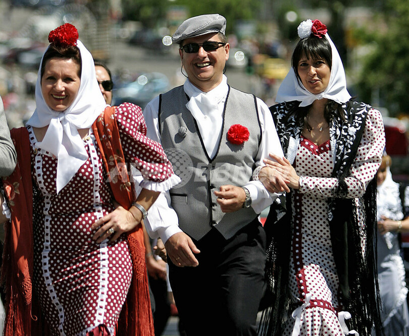 サンイシドロの日を伝統衣装で祝う スペイン 写真3枚 国際ニュース Afpbb News