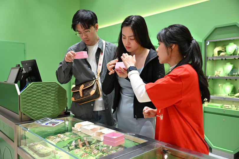 中国、出国時の税還付対象物品の下限額引き下げ