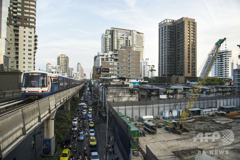 学生ら乗せたトラックが横転 13人死亡 タイ首都