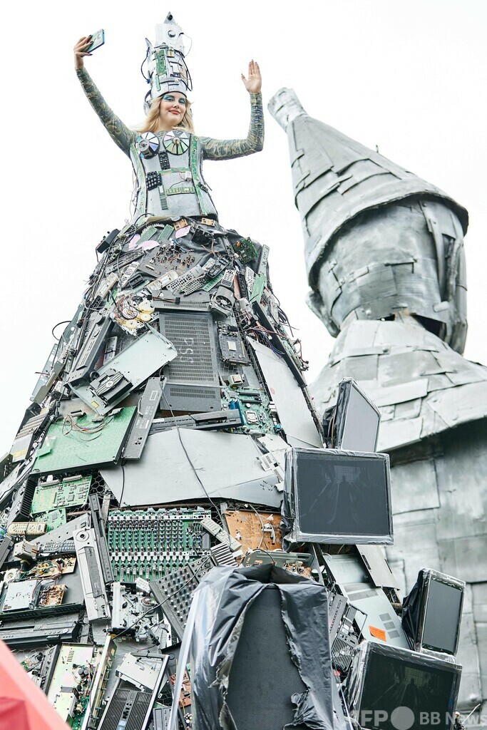 グレタさんの巨大人形も登場 デンマーク音楽フェス