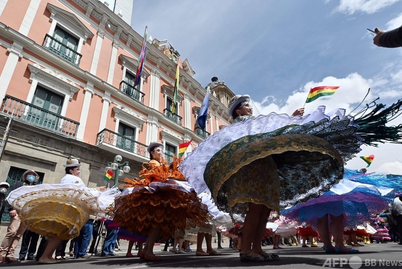 【今日の1枚】回って広がるドレスの裾、ボリビアの舞踊「モレナダ」