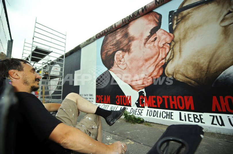 情熱的なキスシーン 描き直し作業終了 ベルリンの壁 写真3枚 国際ニュース Afpbb News