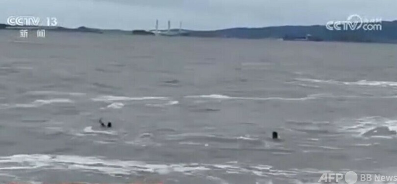 高波にさらわれた母娘を二人の「勇士」が救出 中国
