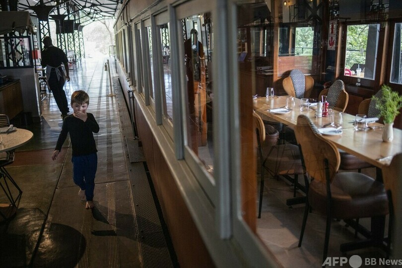 走らない列車ホテルから動物王国を一望 南ア