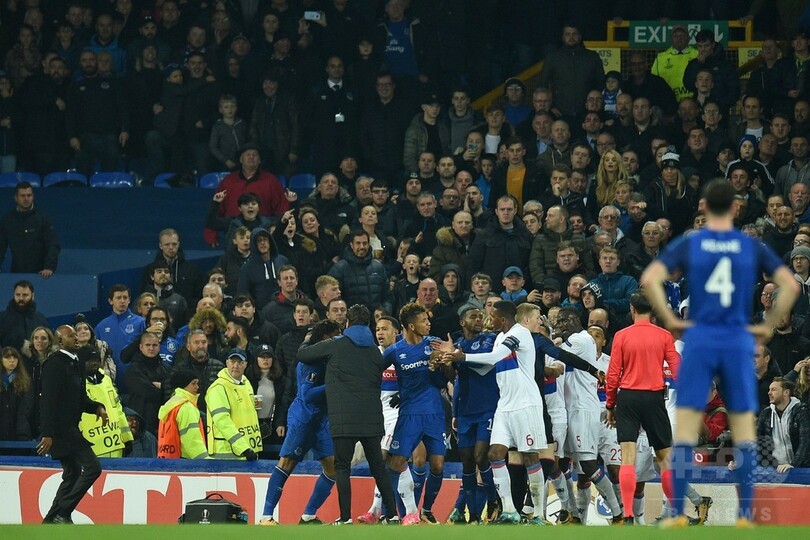 ELで子どもを抱いたファンが選手にパンチ、エバートンにUEFAから処分か