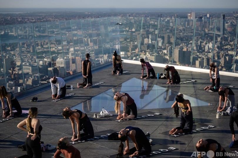 天空に向かってポーズ 西半球一高い屋外展望台でヨガ 米ny 写真15枚 国際ニュース Afpbb News