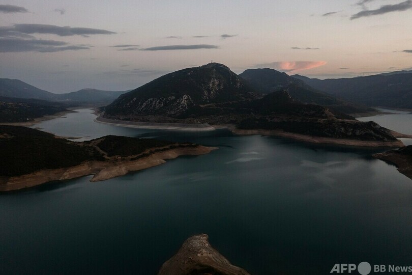 水位が下がったダム湖「モルノス湖」から出現したカリオ村の建物（2024年9月1日撮影）。(c)Angelos TZORTZINIS / AFP