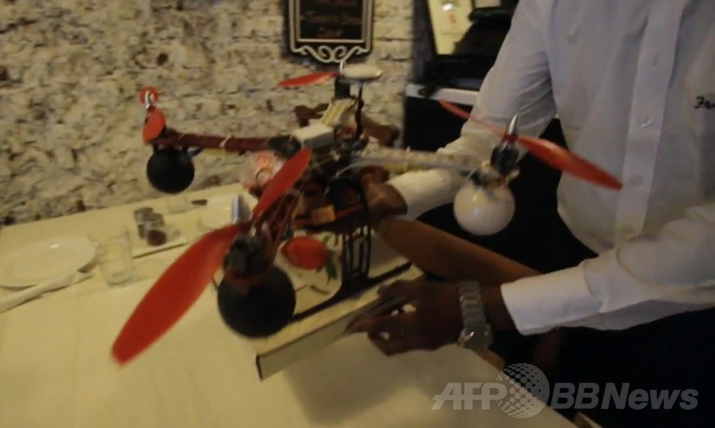 無人機がピザのテスト宅配、インド・ムンバイ 無人機がピザのテスト宅配、インド・ムンバイ
