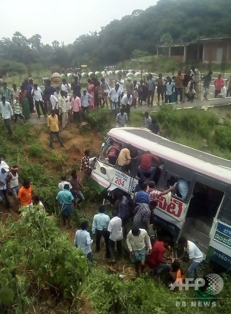 巡礼者ら乗せたバスが谷に転落 50人死亡 インド南部 写真2枚 国際ニュース Afpbb News