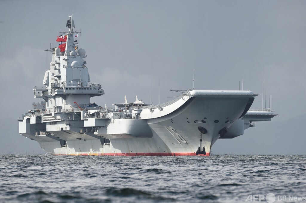 中国海軍空母、与那国島と西表島間を航行 防衛省 写真6枚 国際ニュース:AFPBB News