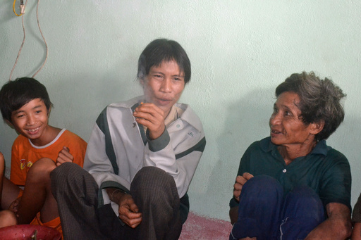 ベトナム戦争中に森に隠れた父と息子 故郷の村に連れ戻される 写真8枚 国際ニュース Afpbb News