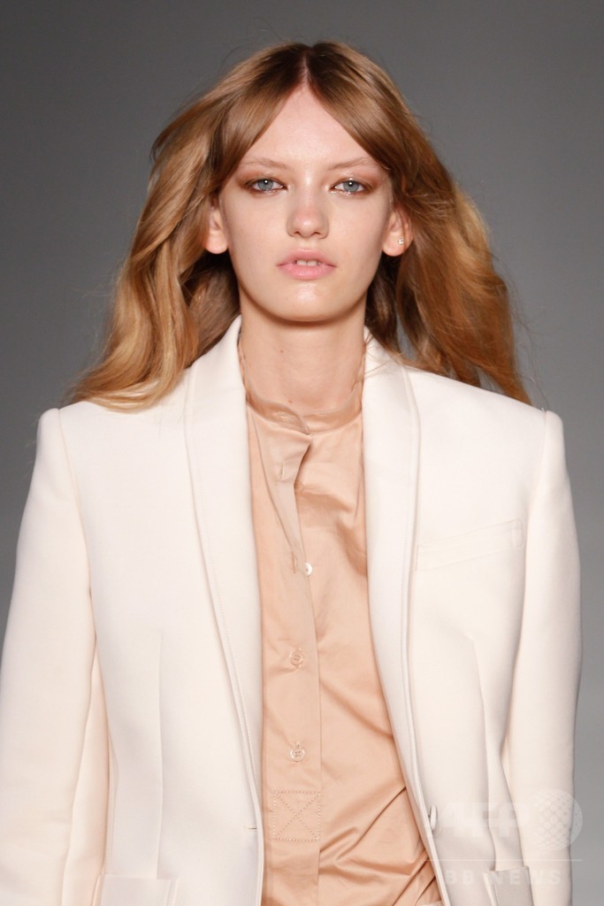 膝下丈のスカートでエレガントに、「ジル・スチュアート」15年春夏