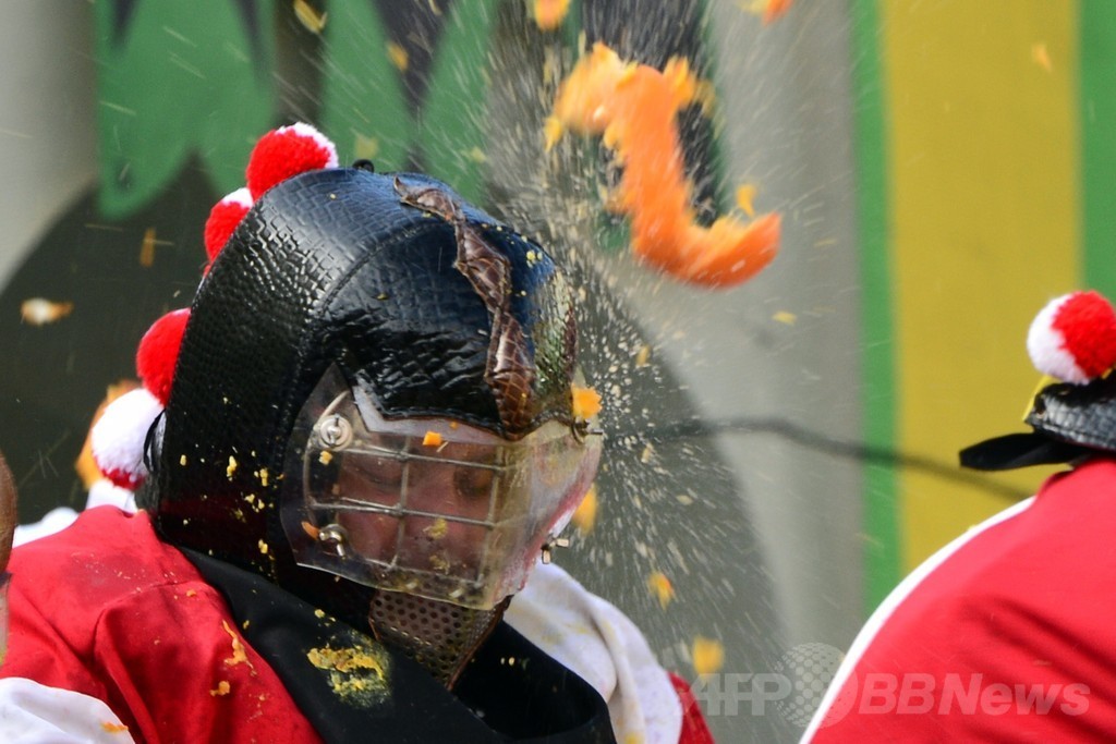 今年も開催、イタリア名物「オレンジ合戦」