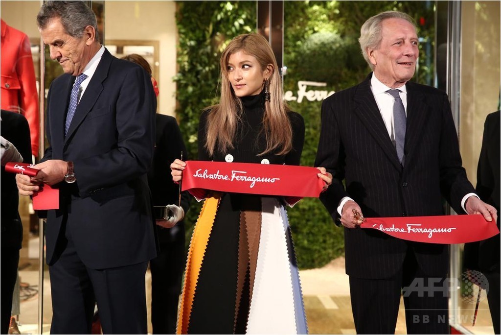 「サルヴァトーレ フェラガモ」銀座本店リニューアル、ローラが祝福