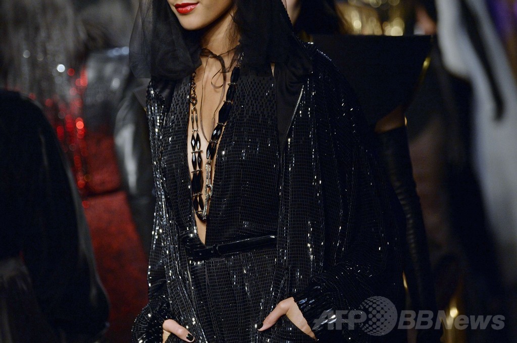 「ひげ面の女装歌手」も登場、J.P.ゴルチエ14/15年秋冬オートクチュール