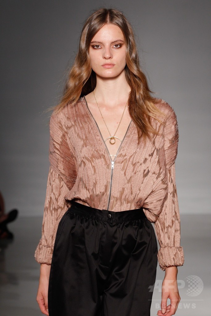 膝下丈のスカートでエレガントに、「ジル・スチュアート」15年春夏