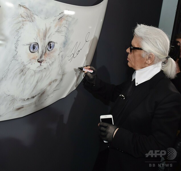 カールの愛猫シュペットが独自動車メーカーのカレンダーに！