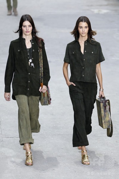 「戦争ではなくファッションを創ろう！」モデルらがデモ行進、「シャネル」15年春夏