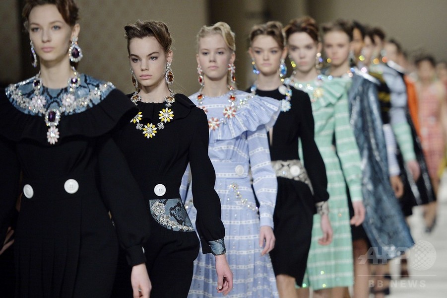 パリコレフィナーレには色鮮やかで心弾むショー、「ミュウミュウ」15/16秋冬