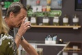 米カリフォルニア州デザート・ホット・スプリングスの調剤薬局で、乾燥大麻花穂（バッズ）の匂いをかぐ客（2018年1月1日撮影）。(c)AFP PHOTO / Robyn Beck