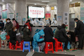 中国・武漢の紅十字会医院で、医師の診断を待つ人々（2020年1月25日撮影）。(c)Hector RETAMAL / AFP
