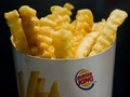 米ファストフード大手のバーガーキング（Burger King）が米国で発売した低脂肪・低カロリーのフライドポテト「Satisfry（サティスフライ）」（2013年9月24日撮影）。(c)AFP/Saul LOEB