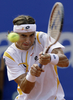 男子テニス、バルセロナ・オープン・バンコ・サバデル（%%Barcelona Open Banco Sabadell 2009%%）シングルス決勝。大会第1シードのラファエル・ナダル（%%Rafael Nadal%%、スペイン）は、大会第4シードのダビド・フェレール（%%David Ferrer%%、スペイン）と対戦。ナダルはセットカウント2-0（6-2、7-5）のストレートで勝利し、大会5連覇を達成した。写真はリターンショットを放つダビド・フェレール。（2009年4月26日撮影）(c)AFP/JOSEP LAGO
