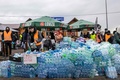 ポーランド東部メディカの国境検問所で、ウクライナからの避難民のためにボランティアが用意したボトル入り飲料水（2022年2月27日撮影）。(c)Wojtek RADWANSKI / AFP