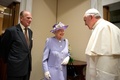 バチカンを訪問し、ローマ・カトリック教会のフランシスコ（Francis）法王（右）と会談する英国のエリザベス女王（Queen Elizabeth II、中央）とフィリップ殿下（Prince Philip、左、2014年4月3日撮影）。(c)AFP/OSSERVATORE ROMANO