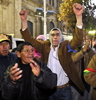 ボリビアの政治中心都市ラパス（La Paz）で、信任投票でエボ・モラレス（Evo Morales）大統領の勝利を喜ぶ支持者ら（2008年8月10日撮影）。(c)AFP/Rodrigo BUENDIA