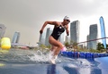 第17回アジア競技大会（17th Asian Games、Asiad）トライアスロン混合リレーのレースに臨む佐藤優香（Yuka Sato、2014年9月26日撮影）。(c)AFP/JUNG YEON-JE