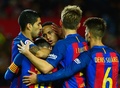 16-17スペイン1部リーグ第11節、セビージャFC対FCバルセロナ。得点を決めたリオネル・メッシを祝福するネイマール（中央）らFCバルセロナの選手（2016年11月6日撮影）。(c)AFP/CRISTINA QUICLER