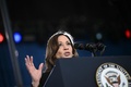 米ノースカロライナ州ローリーでの選挙集会で、演説するカマラ・ハリス副大統領（2024年10月30日撮影）。(c)Brendan SMIALOWSKI / AFP