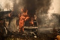山火事に見舞われたギリシャ・アルカネスで燃える車（2023年8月23日撮影）。(c)Angelos Tzortzinis / AFP