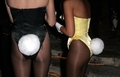 米カリフォルニア（California）州ベル・エア（Bel Air）にあるプレイボーイ・マンション（Playboy Mansion）で行われたイベントで、ゲストをもてなすバニーガール（2004年11月11日撮影）。(c)AFP/Getty Images/Frazer Harrison