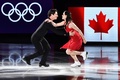 平昌冬季五輪、フィギュアスケートのエキシビションに臨むテッサ・ヴァーチュー/スコット・モイア組（2018年2月25日撮影）。(c)AFP/Mladen ANTONOV